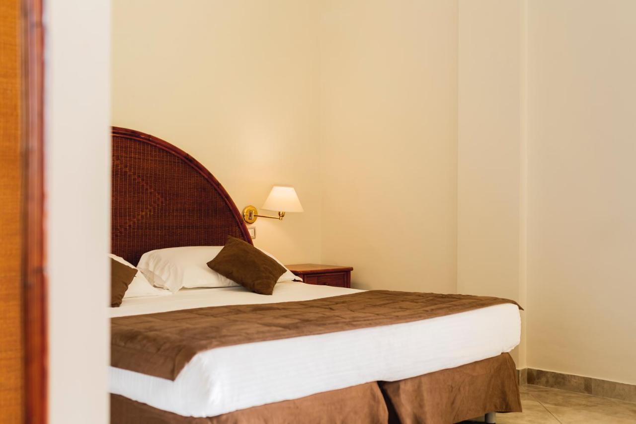 Apulia Hotel Taranto Ara Solis Lido Azzurro Exterior photo