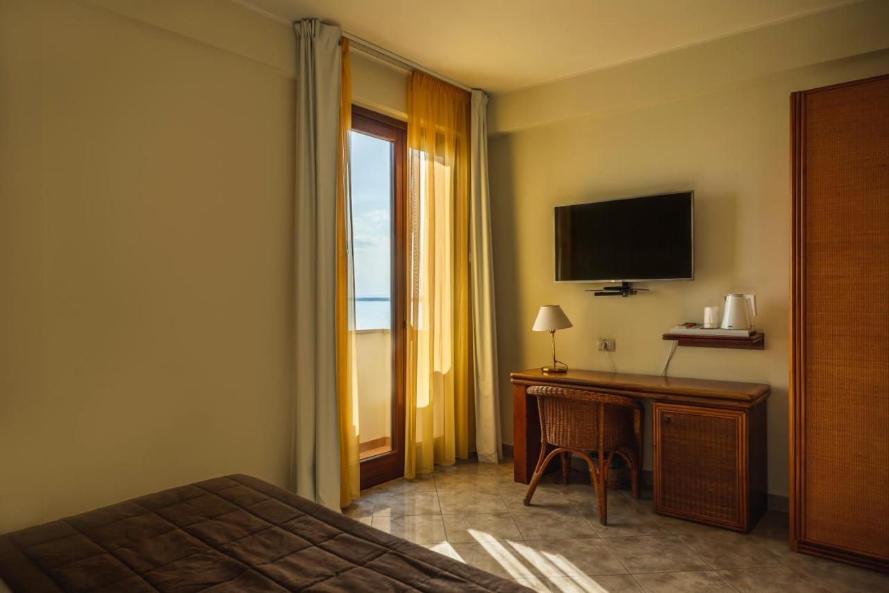 Apulia Hotel Taranto Ara Solis Lido Azzurro Exterior photo