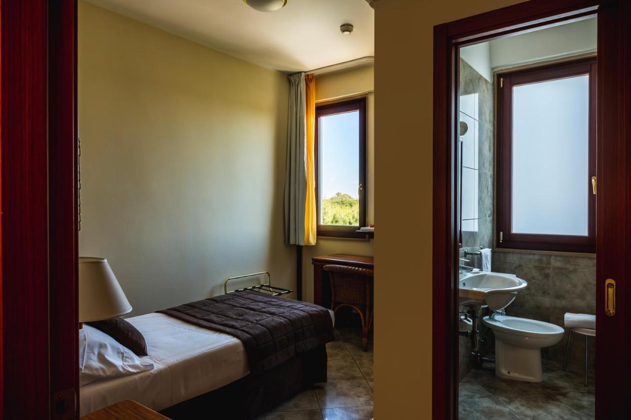 Apulia Hotel Taranto Ara Solis Lido Azzurro Exterior photo
