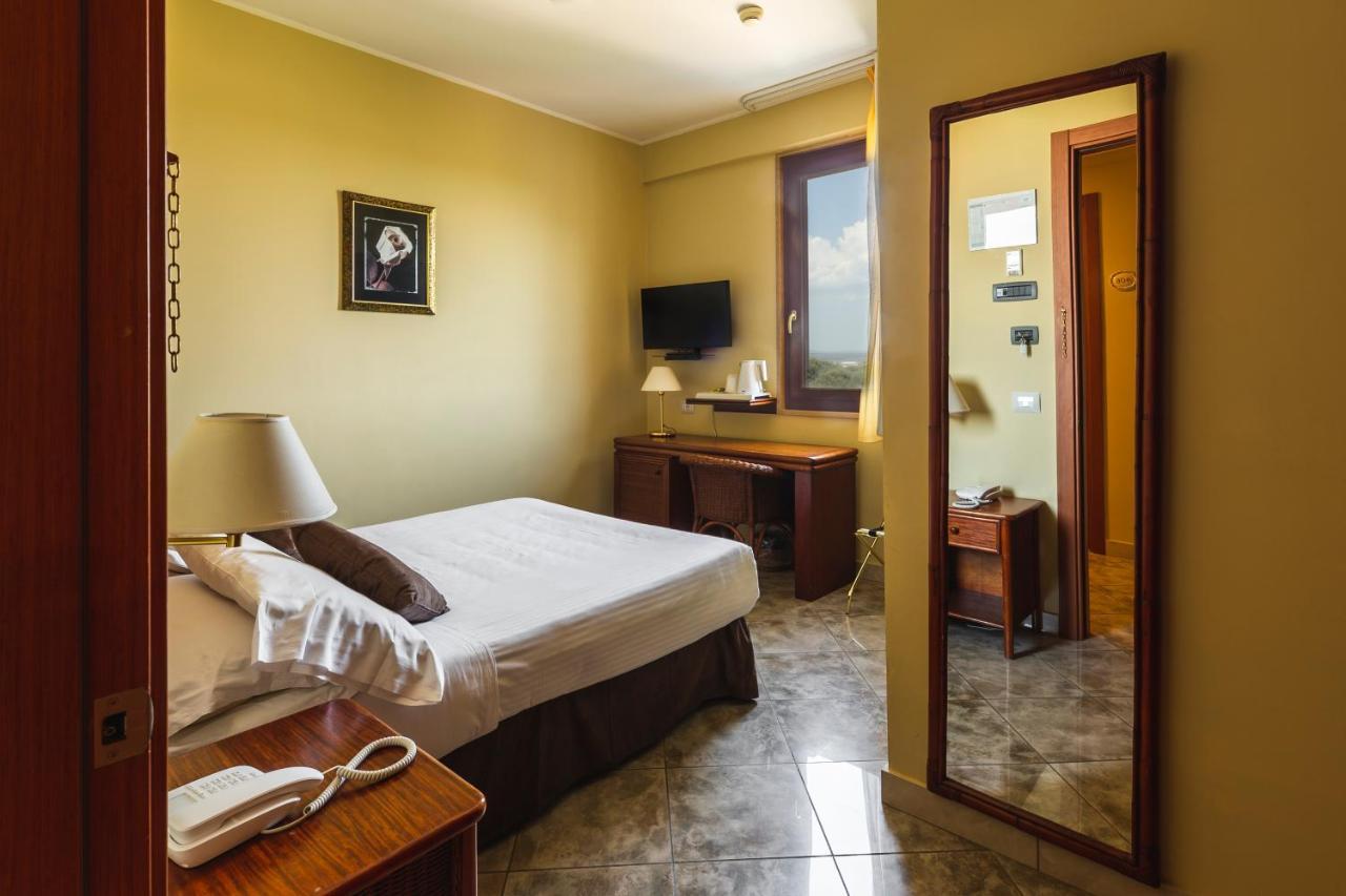 Apulia Hotel Taranto Ara Solis Lido Azzurro Exterior photo